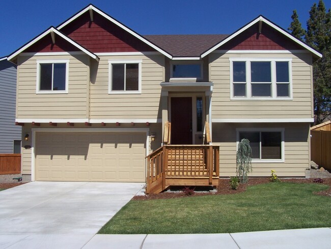 Primary Photo - Spacious 4 Bed/3 Bath Single Family Home i...