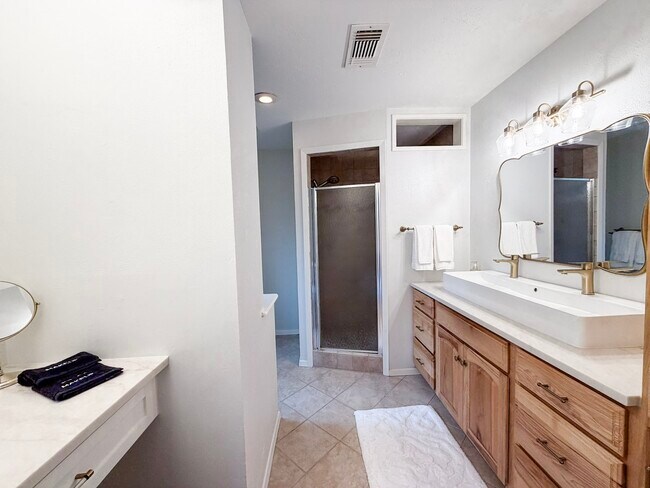 Building Photo - 29 Pinewood Forest Ct