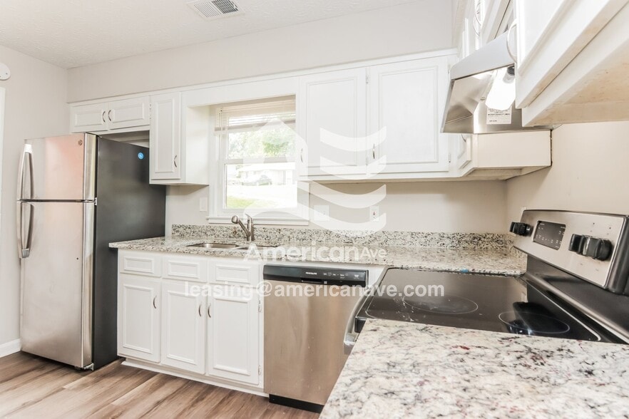 Building Photo - 713 9th Ave S