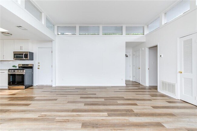 Building Photo - 346 Carpenter Dr NE