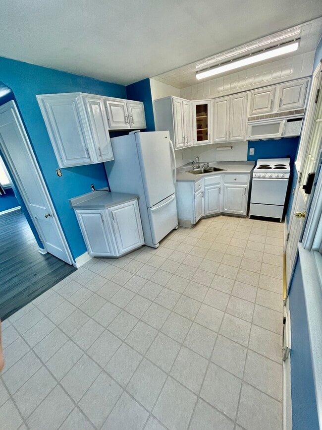 Building Photo - 613 Hickory Dr