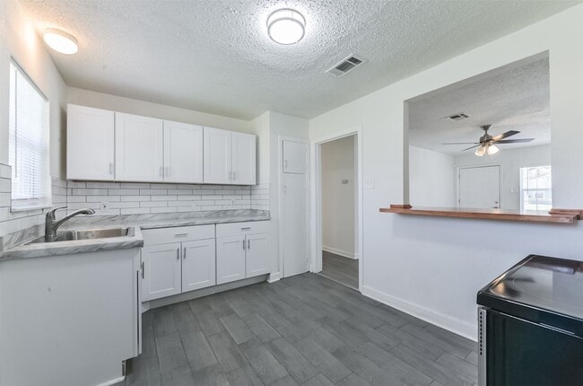 Building Photo - 8229 Carolwood Dr