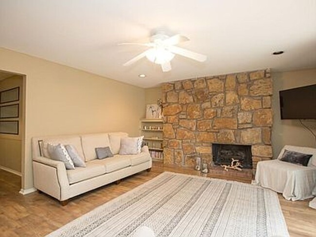 Building Photo - NO PETS ALLOWED: Wonderful 2 bedroom, 2 ba...