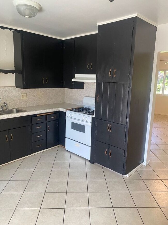 Building Photo - La Mesa: SPACIOUS 2BR/1BA Unit with privat...