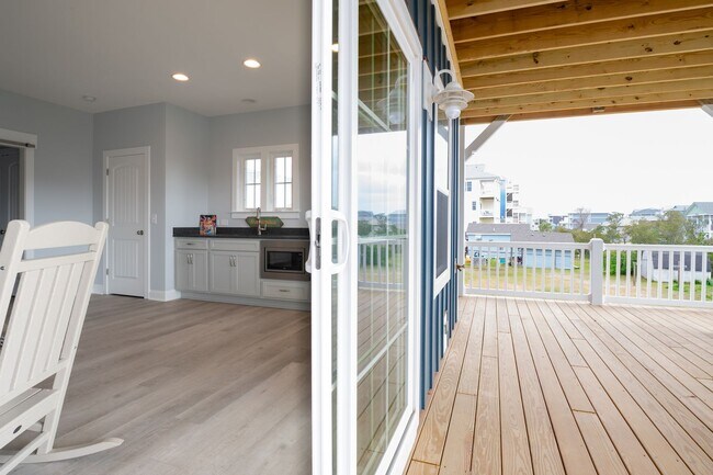 Building Photo - AWESOME OFF-SEASON SINGLE FAMILY BEACH HOM...