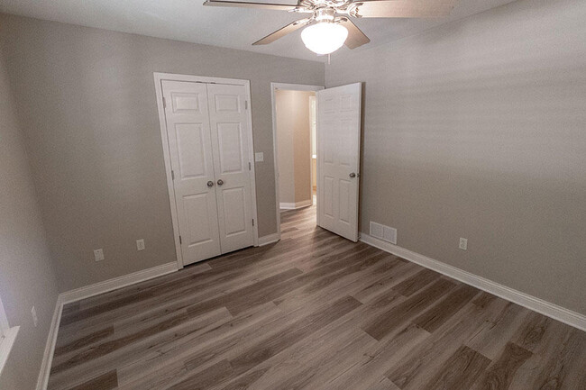 Building Photo - 6900 Madison Creek Dr
