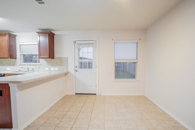 Building Photo - Beautiful 4/BR 2.5/BA Home with Incredible...