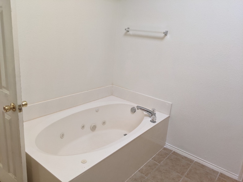 Building Photo - 1257 McMahan Dr