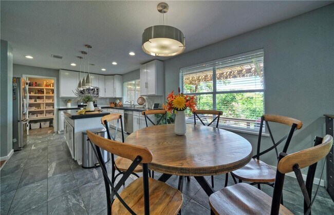 Building Photo - 10907 Grassmere Ct