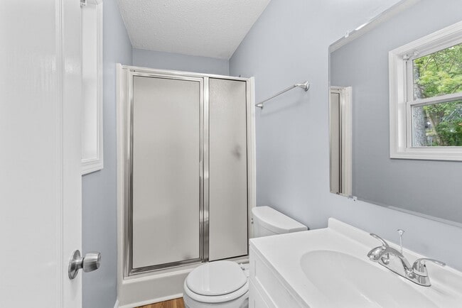 Building Photo - Beautifully Renovated 3 Bedroom 2 Bath Hom...