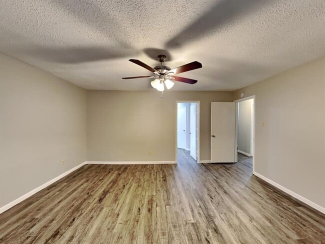 Building Photo - 1403 Ravenscourt Dr