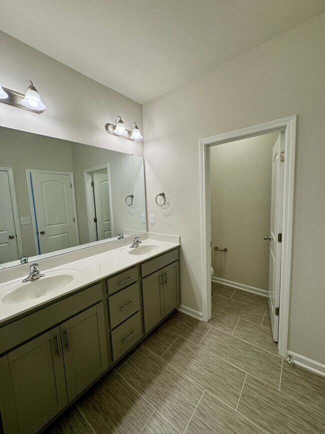 Building Photo - Beautiful, 3BR/2.5BA Townhouse in Gastonia