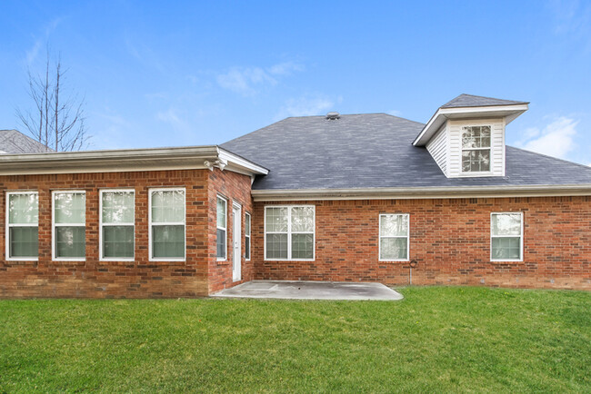 Building Photo - Charming 4 Bedroom