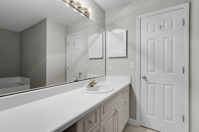 Building Photo - Cape Cottages Modern top floor unit with s...