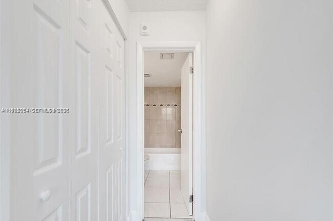 Building Photo - 16465 NE 22nd Ave