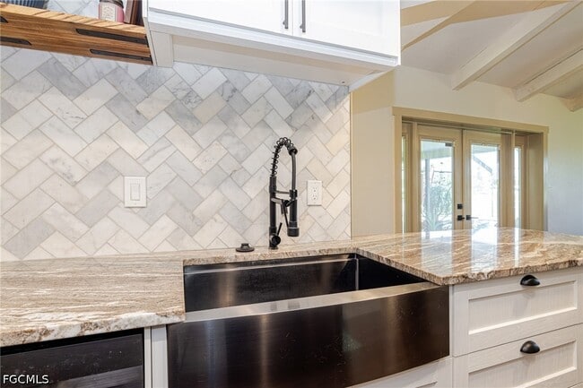 Building Photo - 2507 Lakeview Dr