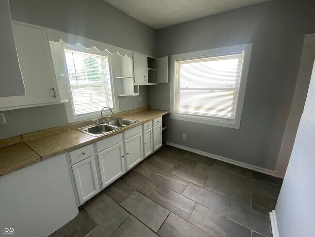 Building Photo - 402 N Bradley Ave
