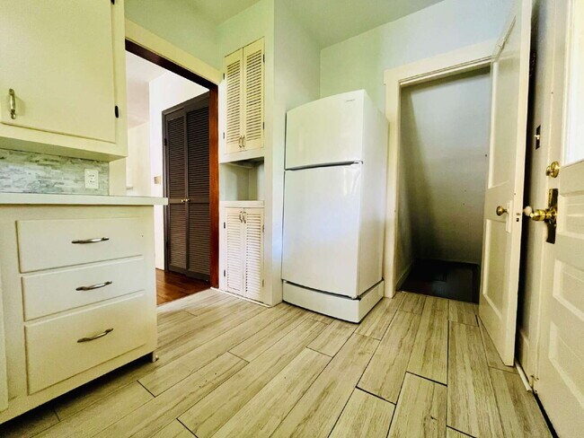 Building Photo - Charming 2-Bedroom Gem in Royal Oak – Walking Distance to Downtown!