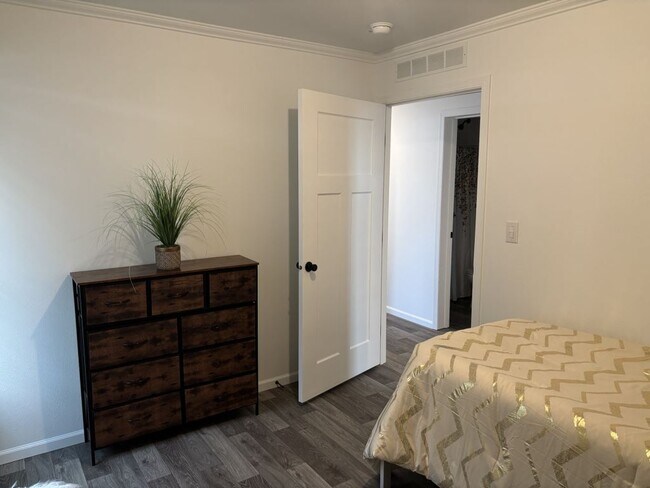 Building Photo - 16 Cimarron