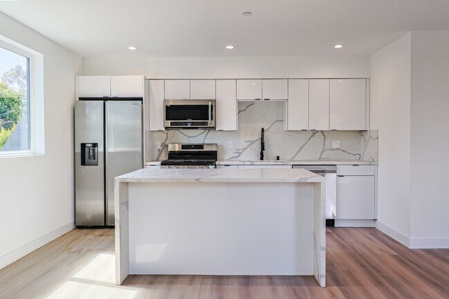 Building Photo - 2419 Carmona Ave