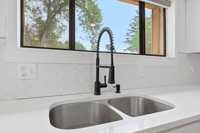 Building Photo - $2,595.95 - 3 Bed/2 Bath Home in Colorado Springs with Large backyard.