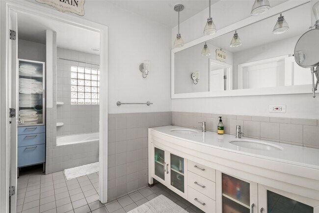 Building Photo - 208 W 34th St