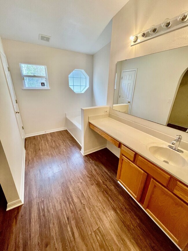 Building Photo - 37186 Southern Glen Way