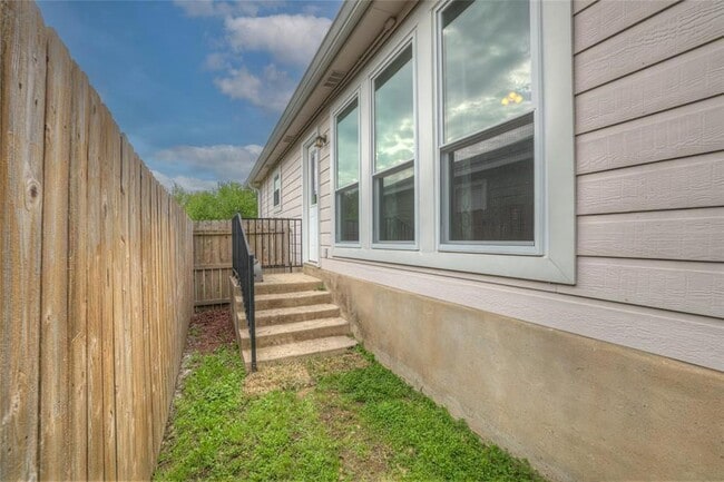 Building Photo - 1124 Lago Vista St