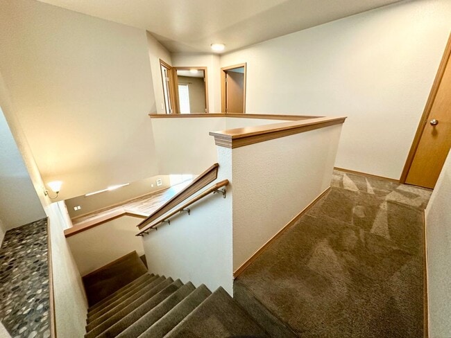 Building Photo - Updated Townhouse in Ellenbsurg