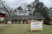 Building Photo - Charming 3BR Home with Fenced Backyard, Garage & Modern Flooring — 1,322 Sq Ft