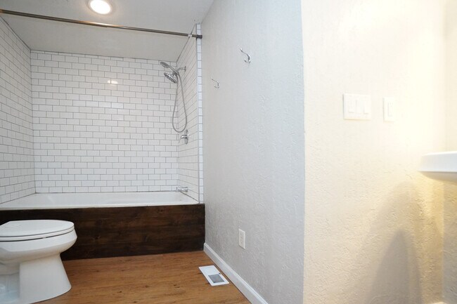 Building Photo - 5707 N Bogart Ln