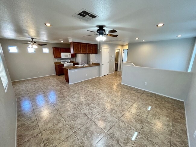 Building Photo - Charming 3 Bed/3Bath, 2-Story Home nestled...