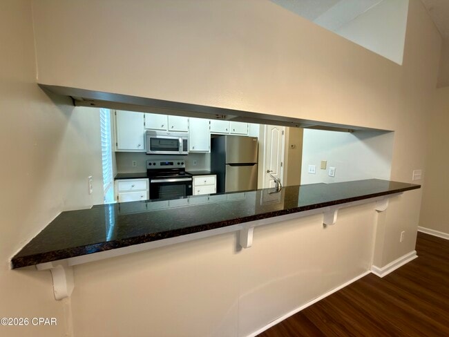 Building Photo - 425 Dolphin Dr