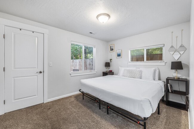 Building Photo - 924 6th St