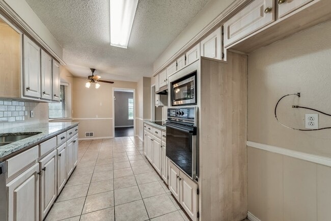 Building Photo - 2240 Babalos Ln