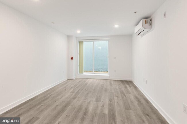 Building Photo - 2046 E Lehigh Ave