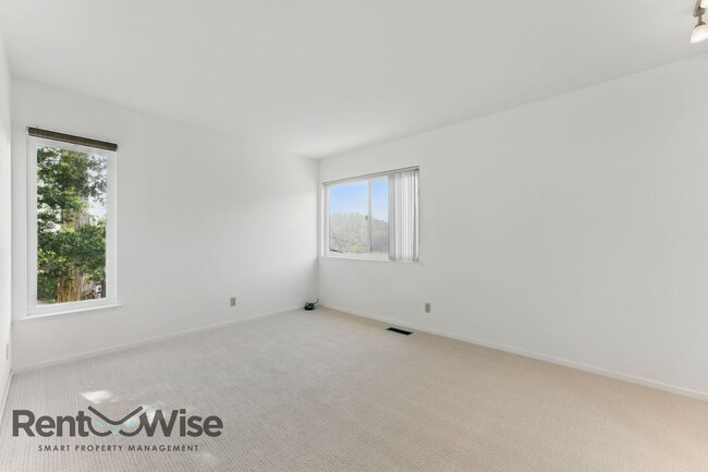 Building Photo - 6845 Thornhill Dr