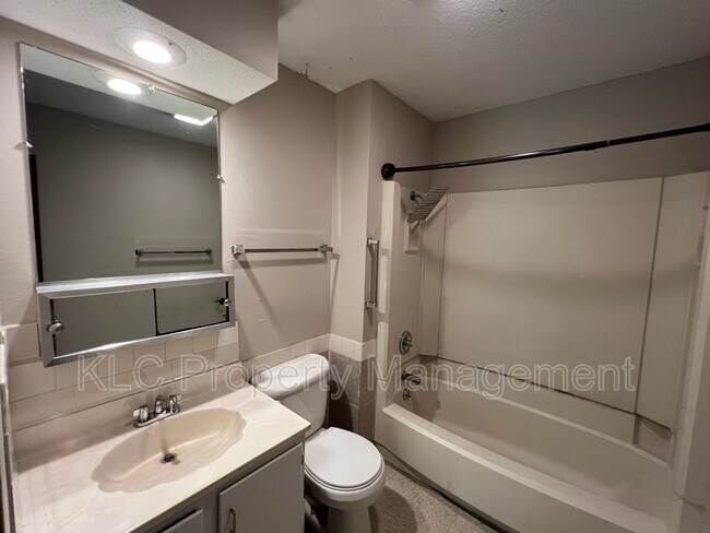 Building Photo - 1341 Stewart St