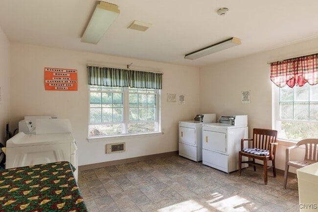 Building Photo - 224 Leray St