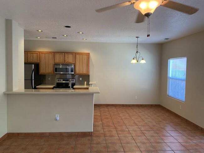 Building Photo - 3 bd / 2.5 bth / 2 car garage near UNM, CN...