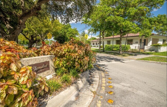 Building Photo - 2121 SW 13th Ave