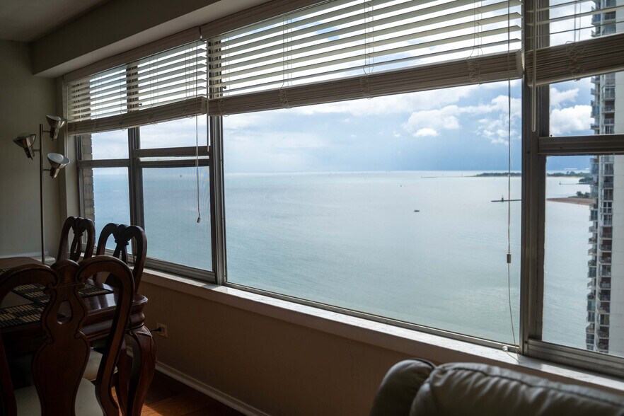 Building Photo - 6157 N Sheridan Rd