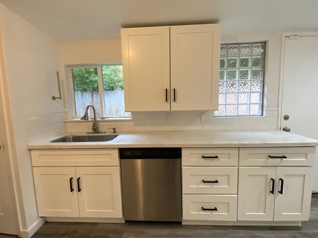 Building Photo - Renovated single family home in Seattle! B...