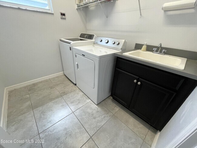 Building Photo - 2881 Casterton Dr