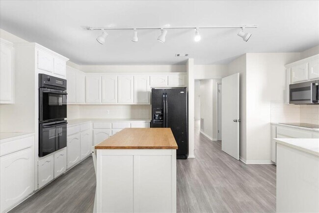 Building Photo - 10900 Crown Colony Dr