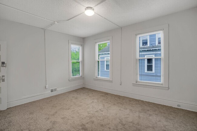 Building Photo - 1316 7th St SE