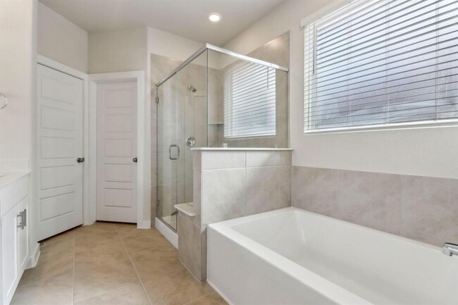 Building Photo - 18099 Martin Pines Dr