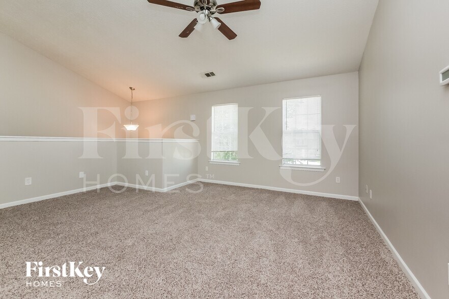 Building Photo - 10668 Daisy Cove