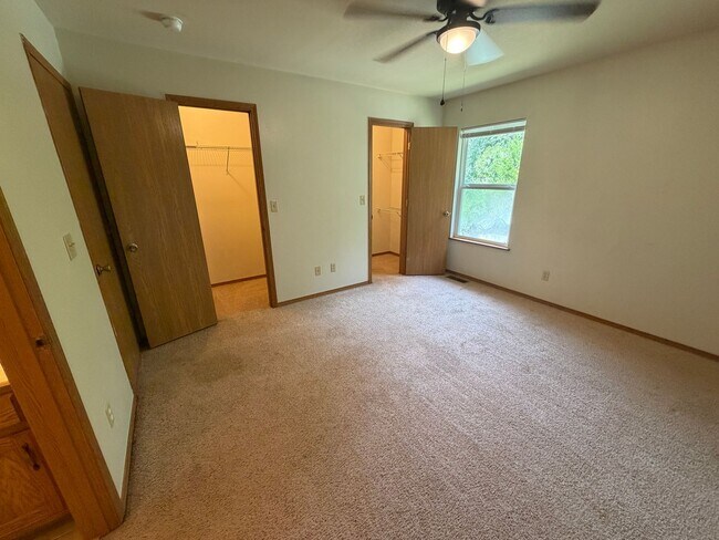 Building Photo - 20305 Skyview Dr