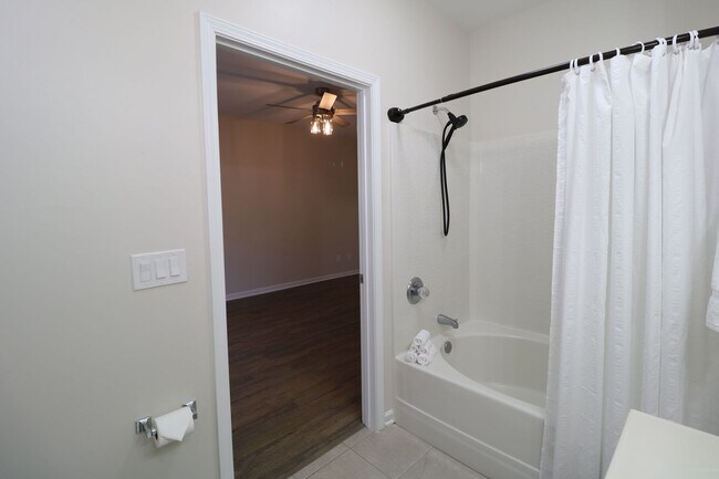 Building Photo - 6901 Hanesbrook Cir